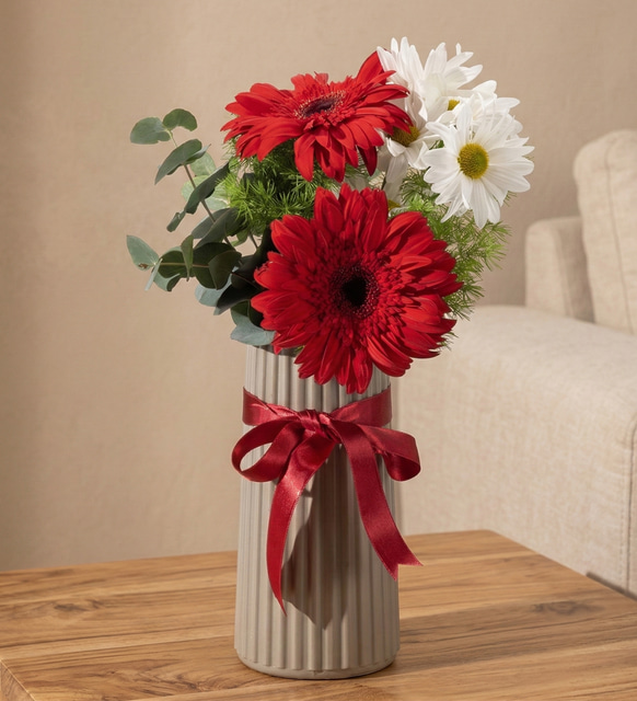 Bej Vazoda Beyaz Papatyalar ve Kırmızı Gerbera