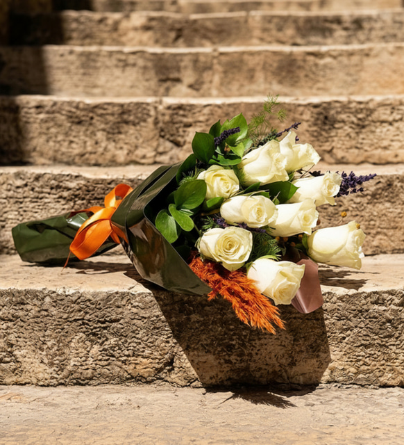 Yeşil Kahve Bukette Lavanta ve 9 Beyaz Gül